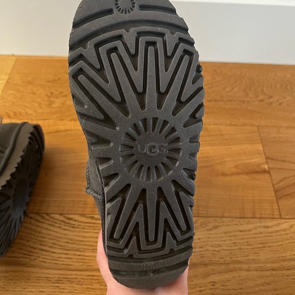 New kids grey Bailey Bow Tall UGG size 3 kids, or 5 women’s - Picture 3 of 4